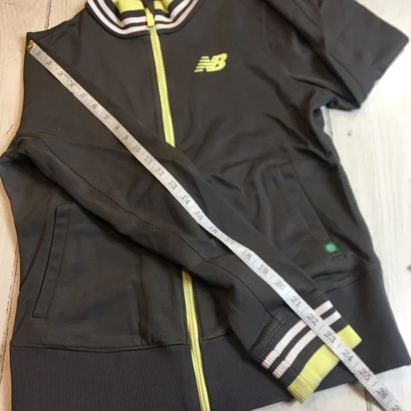 New Balance Ladies Track Jacket SZ Medium Full Zip - Picture 6 of 7